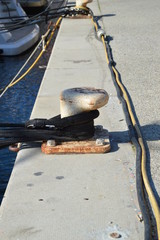 schwarze Seile am Poller