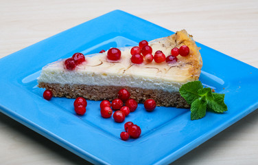 Cheesecake with berries and mint