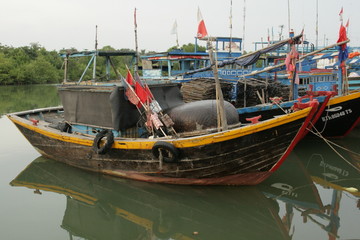 Obraz premium reflection fishing boat