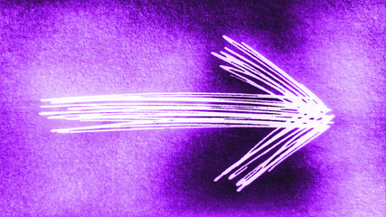 Pfeil auf violettem Hintergrund...