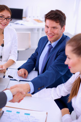 Obraz premium Business people shaking hands, finishing up a meeting