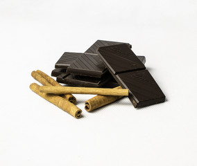 горький шоколад и палочки корицы