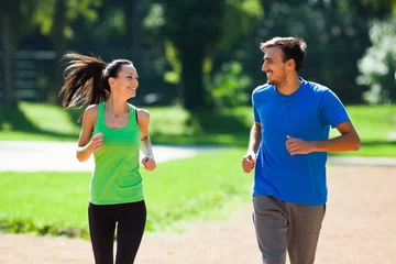 Foto auf Acrylglas Sport Glückliches Paar beim Joggen im Freien