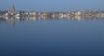 Fototapeta premium Blick über den Zernsee zur Inselstadt Werder/ Havel