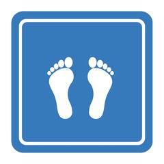 Pieds dans un panneau