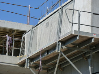 carde corps passerelle sur chantier de construction