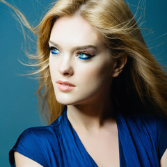 Naklejka premium Portrait of a beautiful blonde woman with long hair in a studio