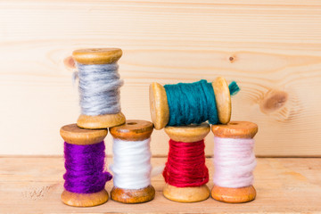bunter stapel zwirnspulen