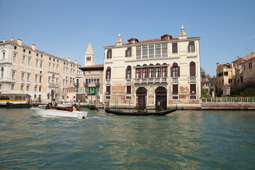 Fototapeta na wymiar Sur le grand canal de Venise