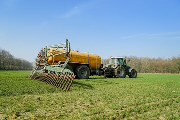 Gülleausbringung, Güllefass mit Schleppschlauchtechnik