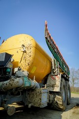 Ackerbau,abgestelltes Güllefass mit Schleppschlauchtechnik