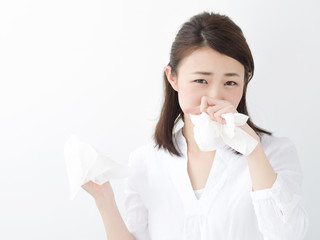 ティッシュを持つ若い女性
