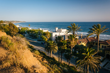 View of the houses and the Pacific Coast, in Malibu, California. - obrazy, fototapety, plakaty