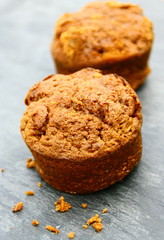 muffins au chocolat noir sur ardoise
