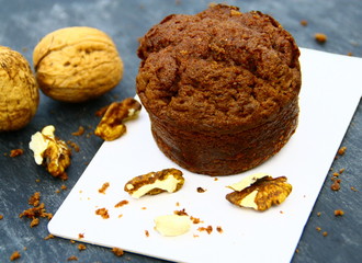 muffin au chocolat noir et noix,isolé