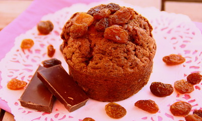 muffin au chocolat noir et raisins,isolé