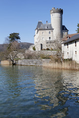 Le chateau de Duingt se reflète dans le lac