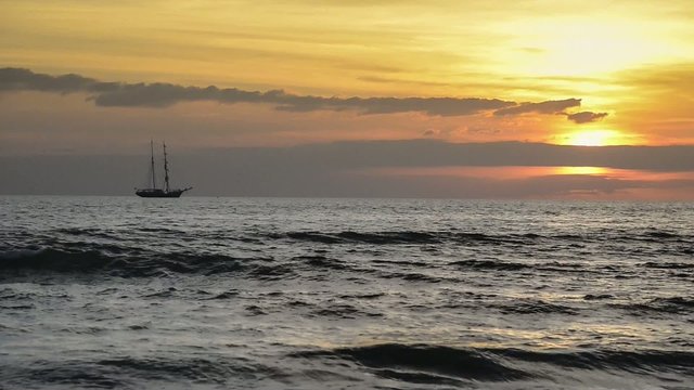 tramonto sul mare con veliero