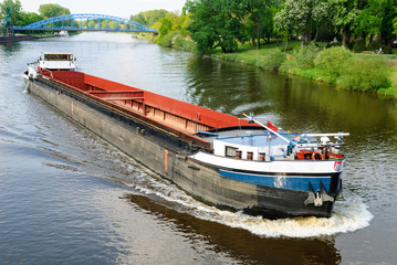 Frachtschiff auf der Weser bei Nienburg - obrazy, fototapety, plakaty