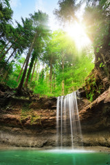 Faszinierende Landschaft mit Wasserfall