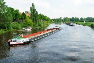 Fototapeta na wymiar Frachtschiffe auf der Weser bei Nienburg
