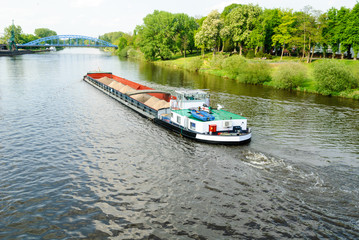 Obraz na płótnie Canvas Frachtschiff auf der Weser bei Nienburg