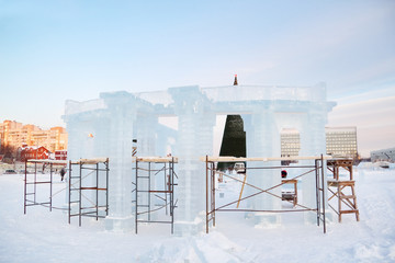 Obraz premium Construction of sculpture with columns in Ice town in Perm