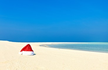 Fototapeta na wymiar Santa hat is on a beach
