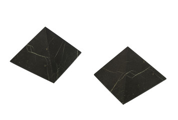 Минерал Шунгит в виде пирамиды. Изолированное изображение.