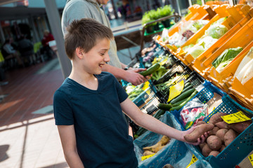 Junge hält frisches Gemüse von der Ernte