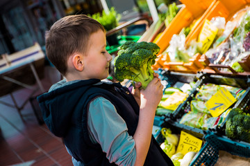 Junge h&auml;lt frisches Gem&uuml;se von der Ernte