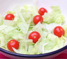 Eisbergsalat mit Tomaten