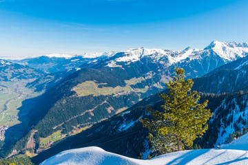 Plakaty  Widok na Alpy Austriackie, ośrodek narciarski Mayrhofen