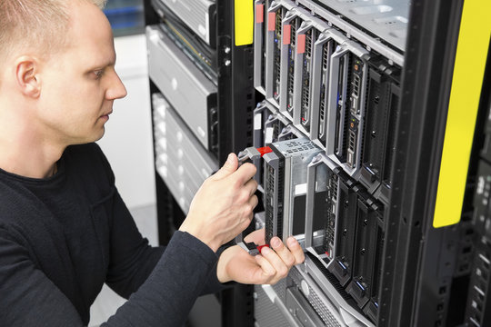 It consultant install blade server in datacenter