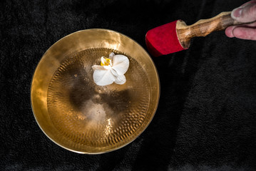 Klangschale für Klangmassage im Wellnessbereich