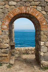 Fototapeta na wymiar Arch overlooking the sea