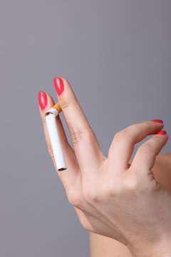 Hand mit durchgebrochener Zigarette