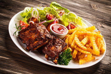 Grilled ribs with vegetables