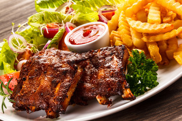 Grilled ribs with vegetables