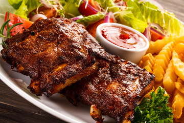 Grilled ribs with vegetables