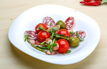 Italian salad with aspagagus and bacon