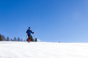 Escursionista con ciaspole su neve