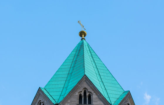 Kirchenturm mit Symbol in Deutschland