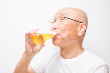 Fototapeta premium ビールを飲むシニア