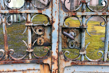 vieux portail rouillé