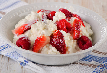 Fresh Cottage cheese with fresh berries