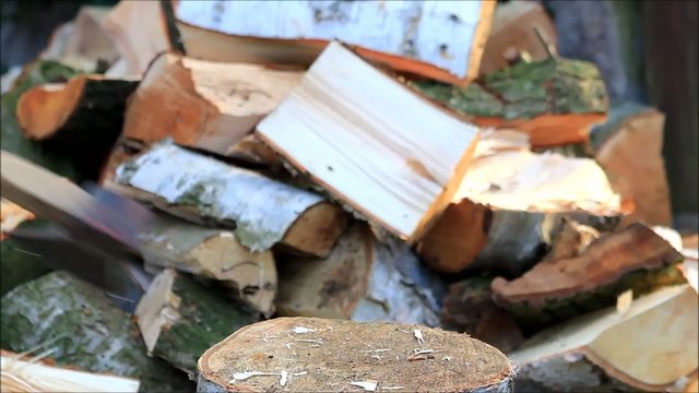 Holz spalten mit der Axt, manuell, Feuerholz 