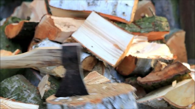 Holz spalten mit der Axt, manuell, Feuerholz 