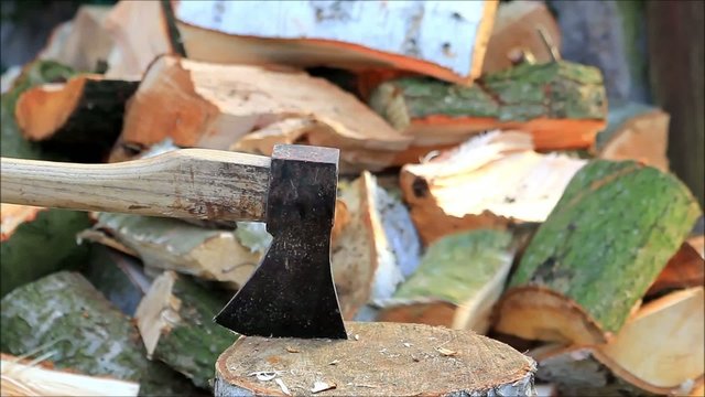 Holz spalten mit der Axt, manuell, Feuerholz 
