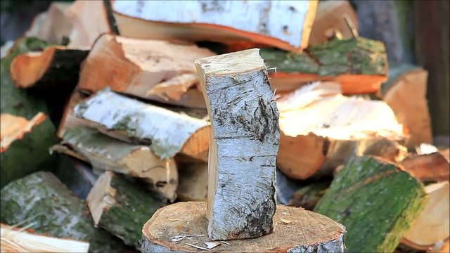 Holz spalten mit der Axt, manuell, Feuerholz 